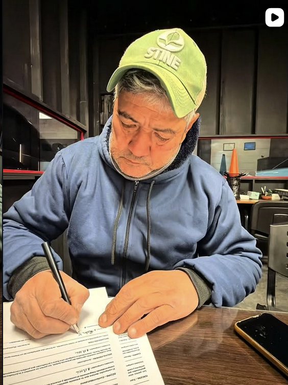 Cliente firmando contrato