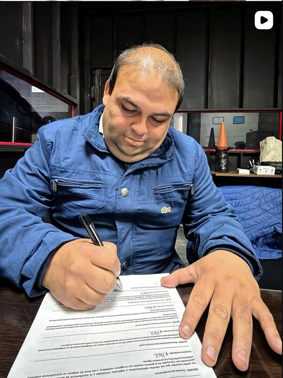 Cliente firmando contrato
