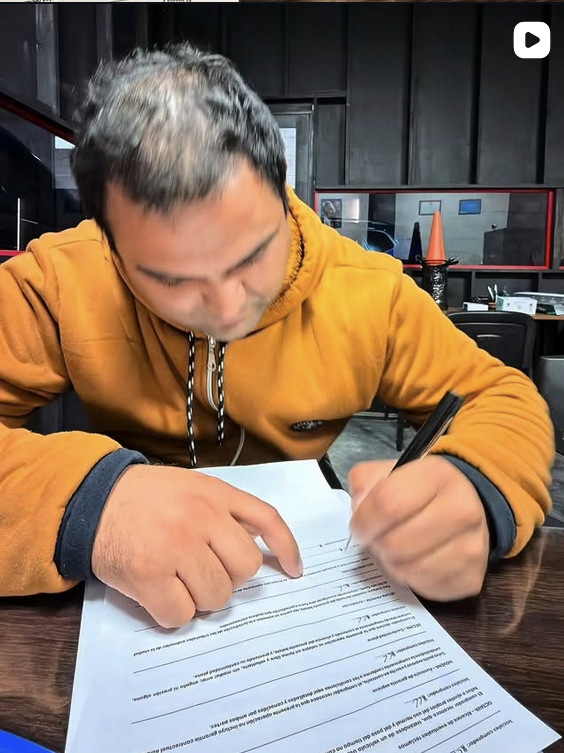 Cliente firmando contrato