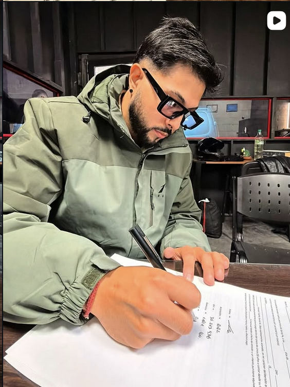 Cliente firmando contrato