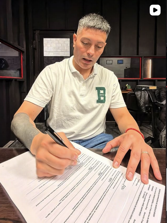 Cliente firmando contrato