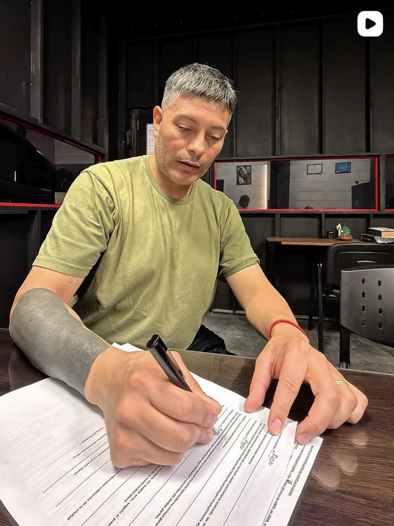 Cliente firmando contrato