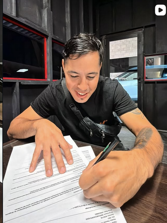 Cliente firmando contrato