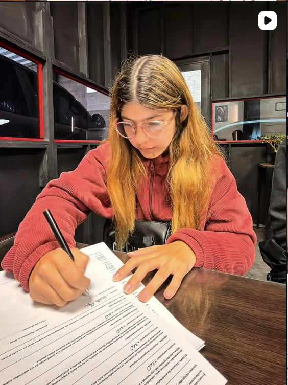 Cliente firmando contrato