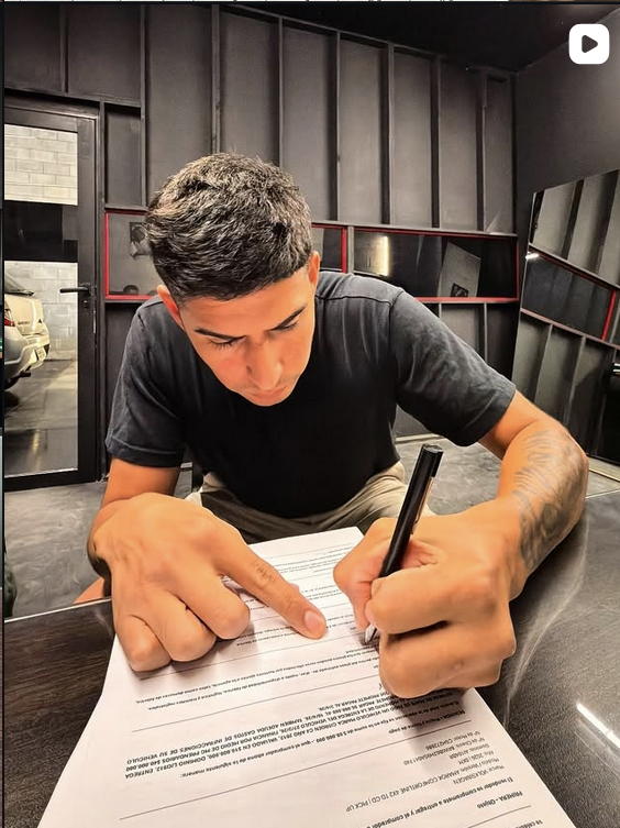 Cliente firmando contrato