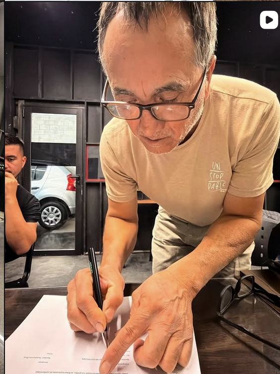 Cliente firmando contrato